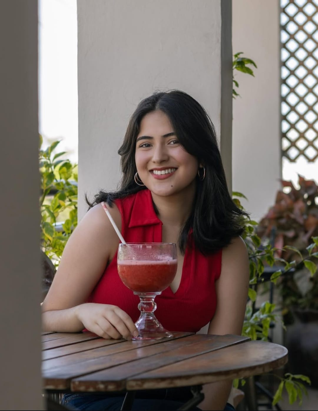 Mujer con bebida roja en un espacio de Pistrina